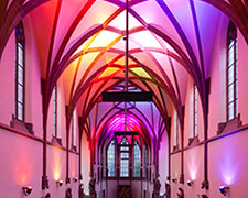 gotisches Gewölbe, violett angestrahlt