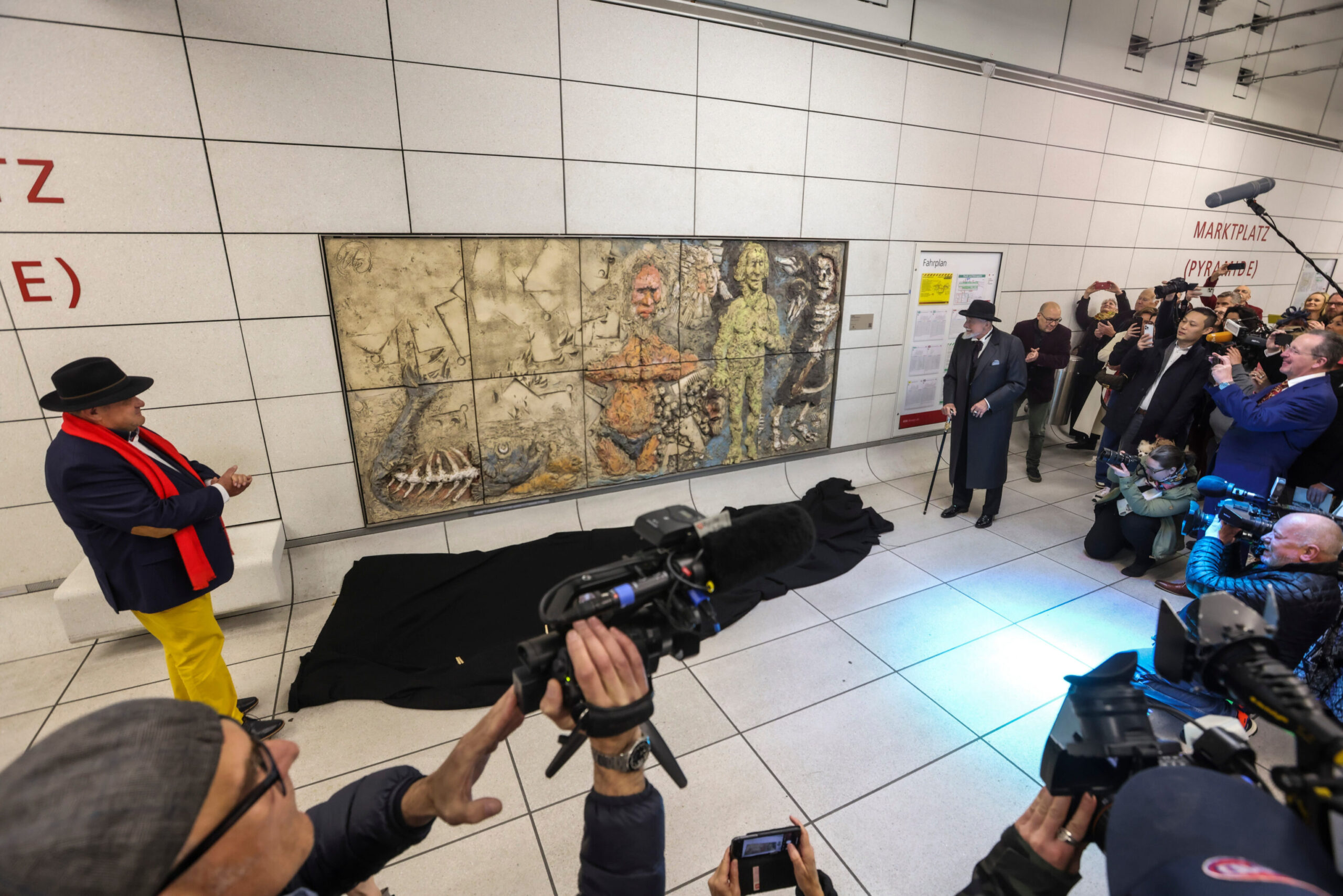 Keramitbild Genesis Bildenthüllung mit Künstler Lüpertz in einer U-Bahnstation in Karlsruhe mit Presse und Publikum