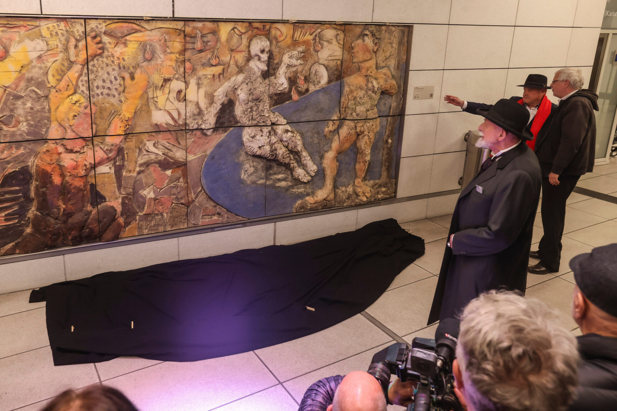 Keramikbild Genesis Bildenthüllung mit Künstler Lüpertz in einer U-Bahnstation in Karlsruhe mit Presse und Publikum