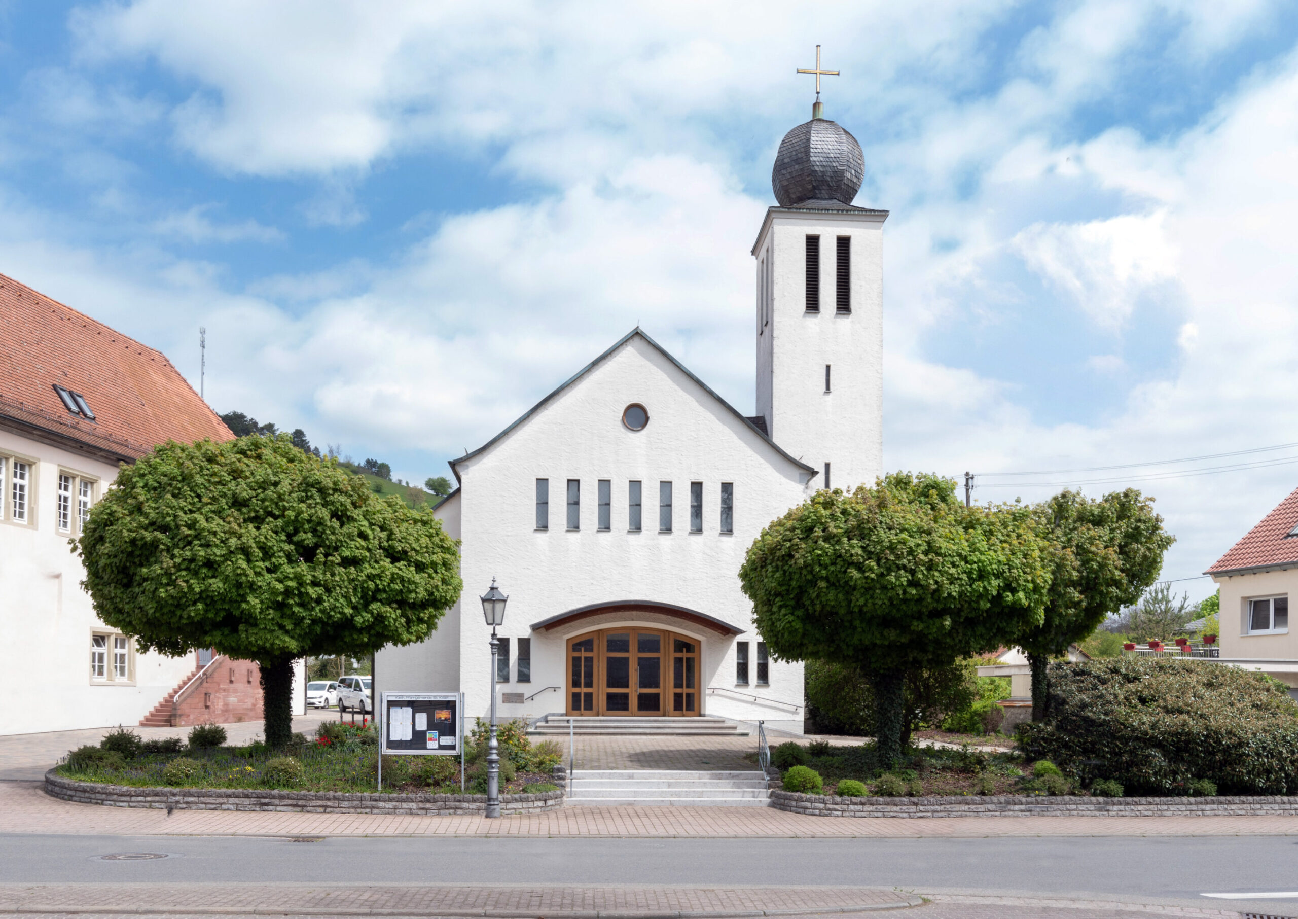 Kirche St. Kilian Boxberg-Unterschlüpf, weiß mit Zwiebelturm