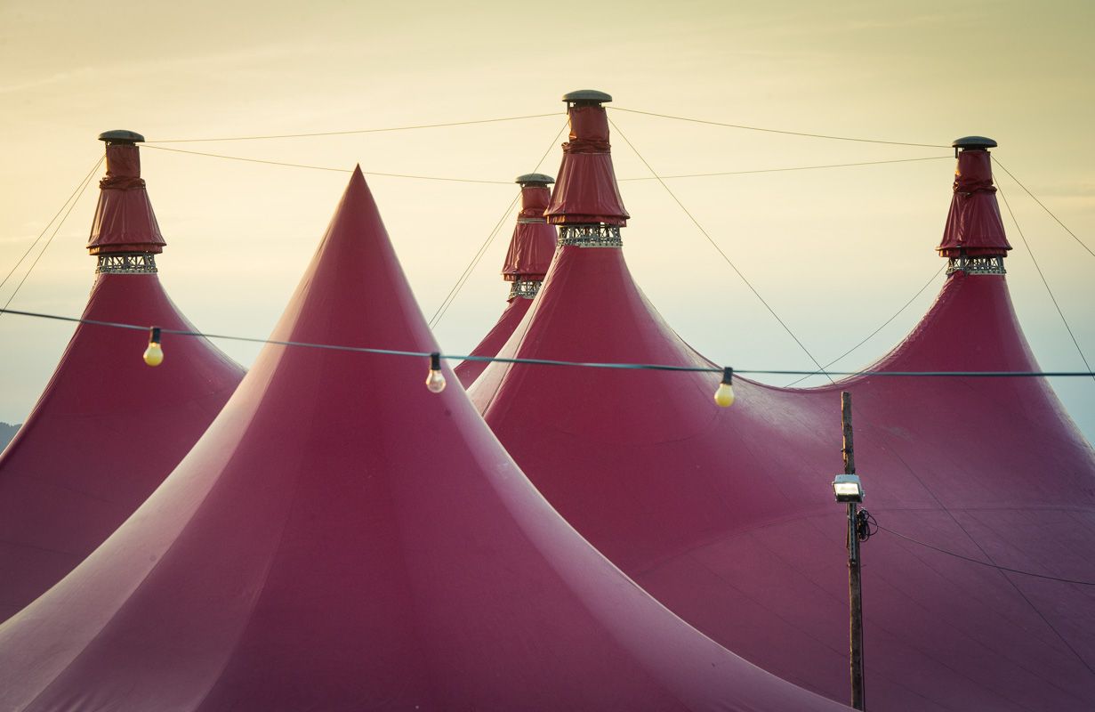 rote Zirkuszeltdächer vor Abendhimmel beim ZMF Freiburg