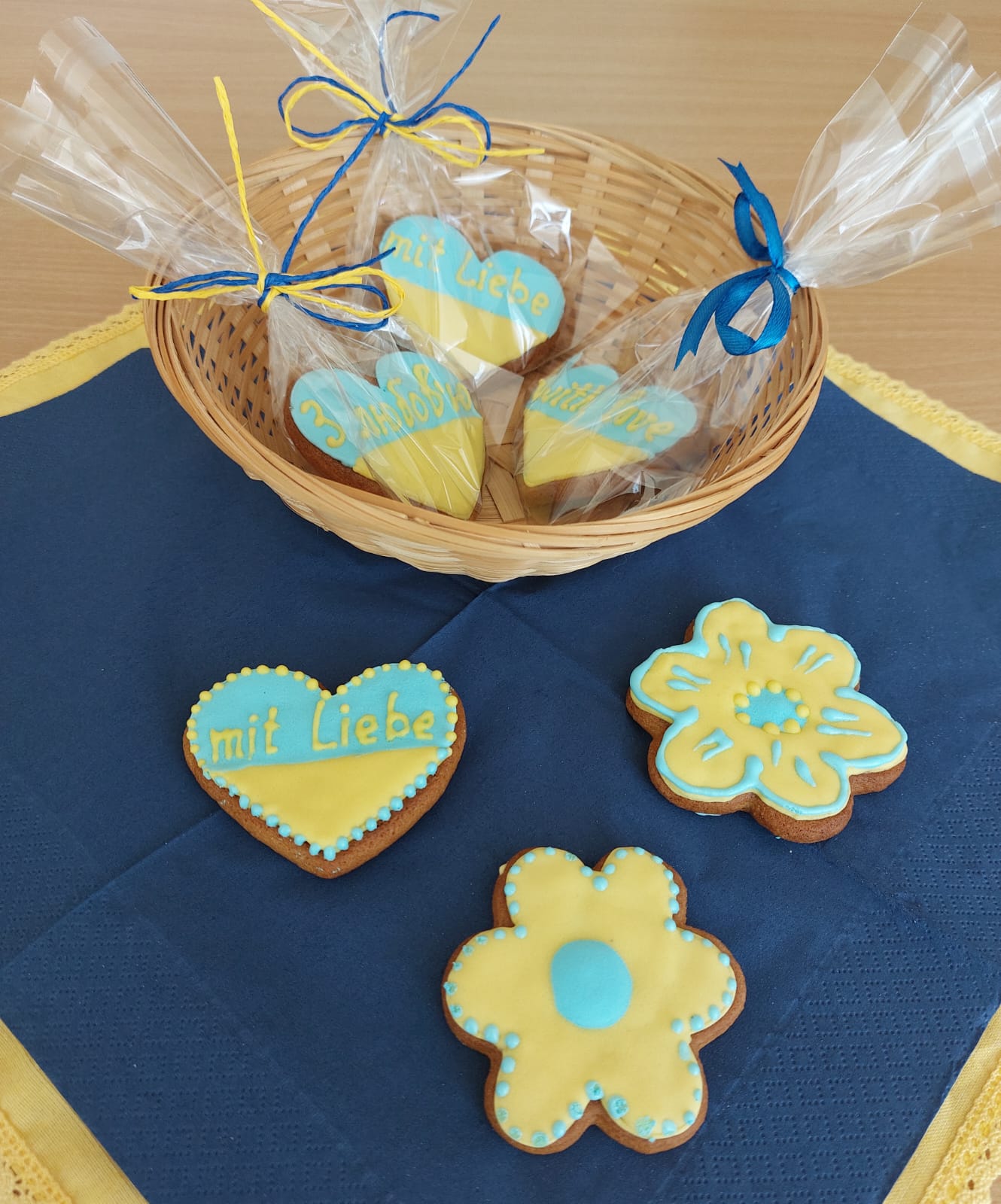 Gebäck, Kekse in gelb-blau, in Ukrainefarben