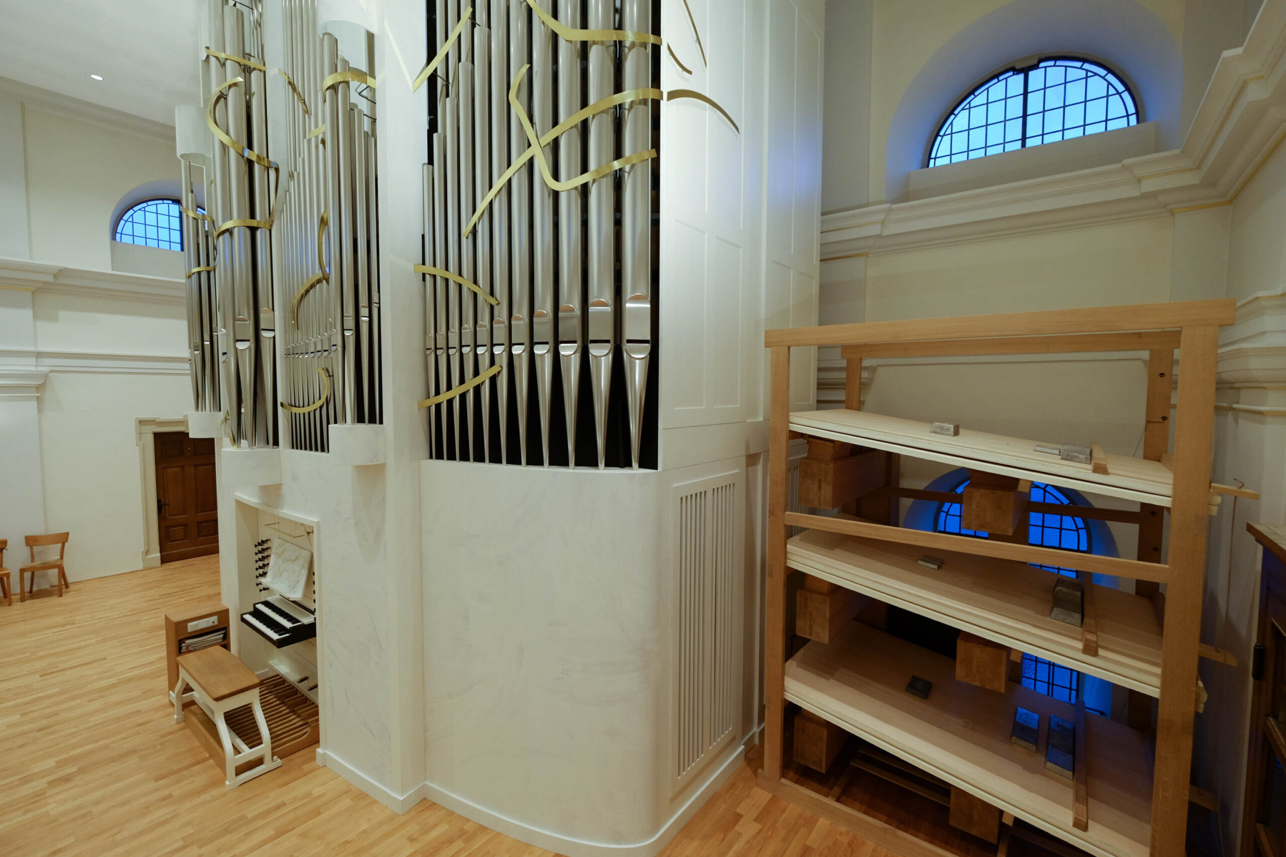 Weiße Orgel mit Keilbälgen aus Fichtenbrettern