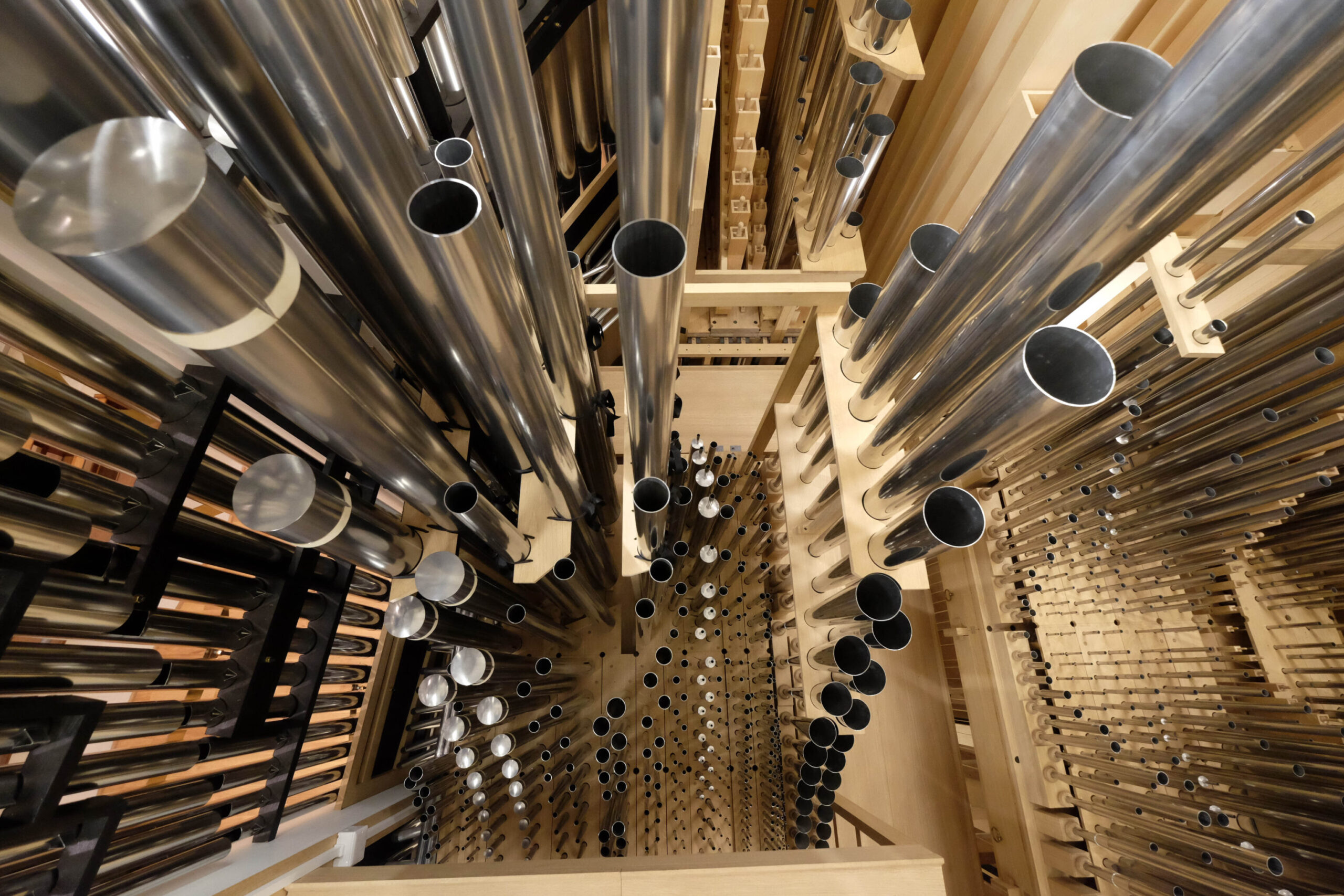 Blick von oben in die Metallpfeifen einer Orgel