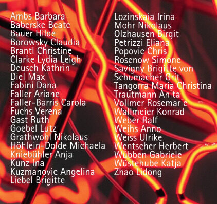 Verschlungende, rot und orange leuchtende Röhren, Namen der an der Ausstellung beteiligten Kunstschaffenden