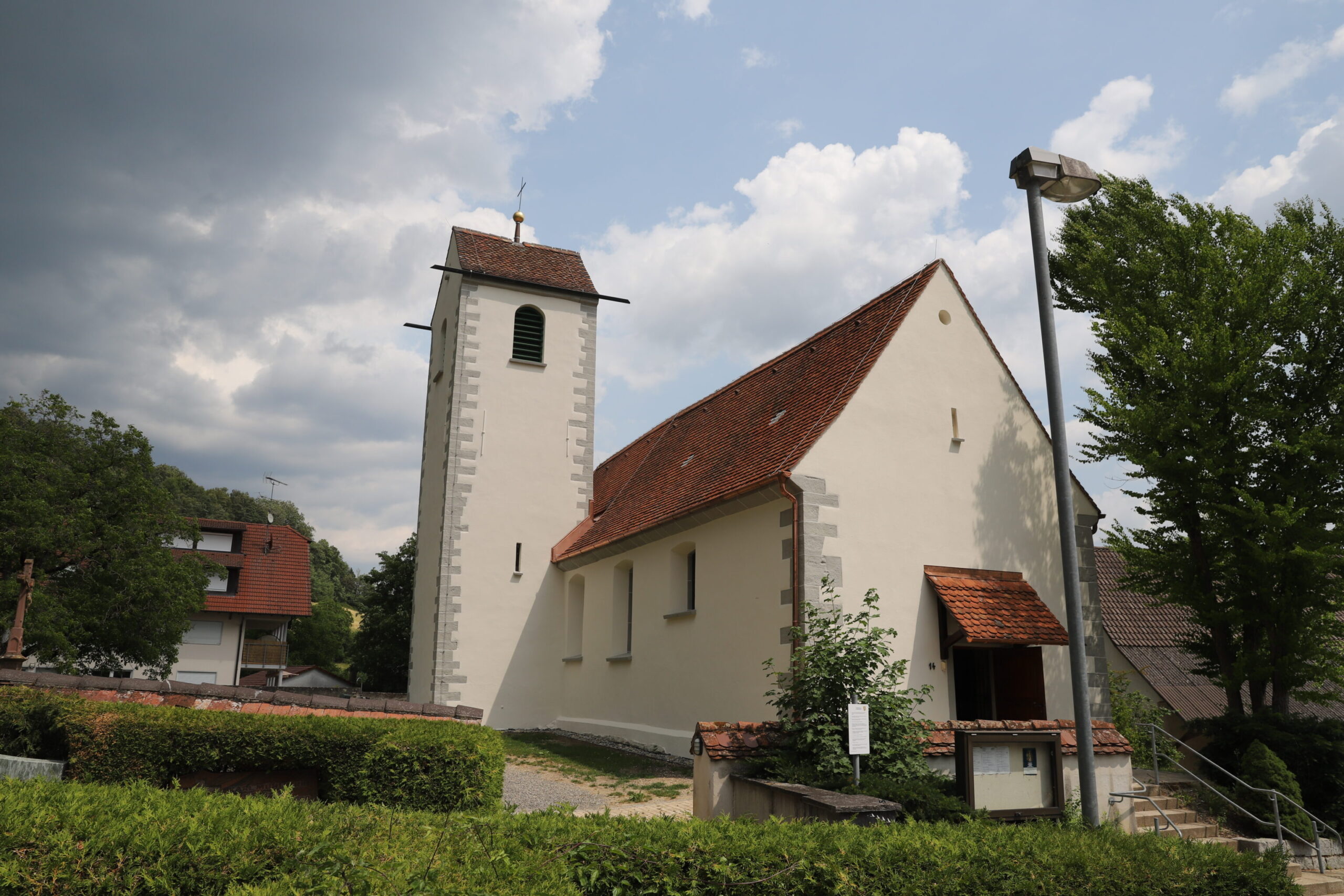 Kirche, weiß mit rotem Dach
