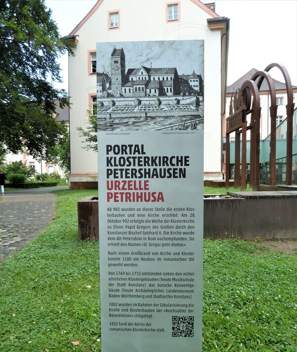 Stele mit Text und altem Stich der Klosteranlage