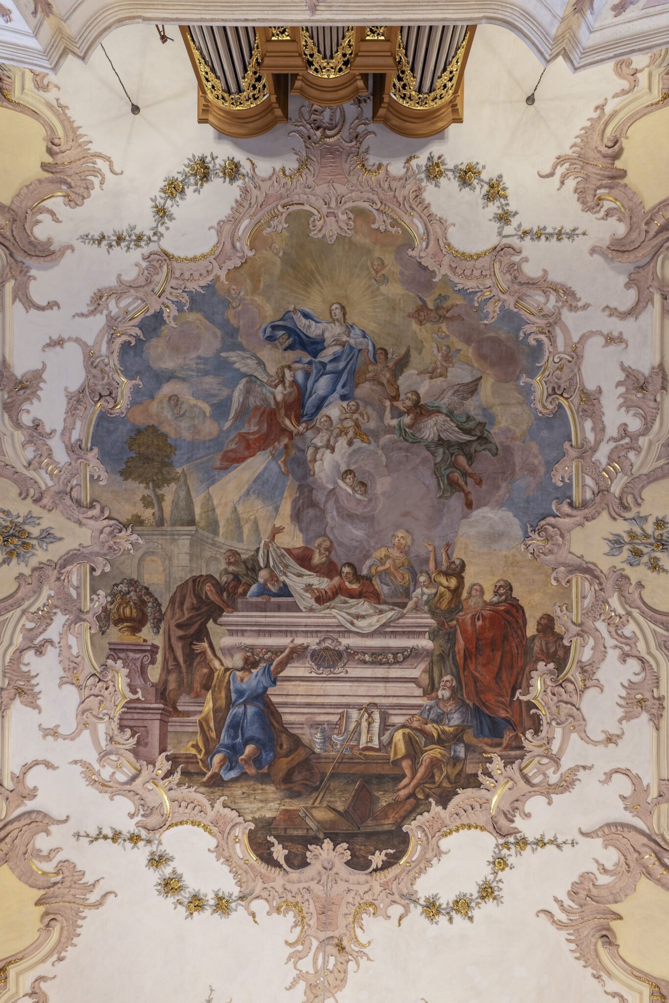 Deckengemälde wie ein Blick in den Himmel, Maria Himmelfahrt