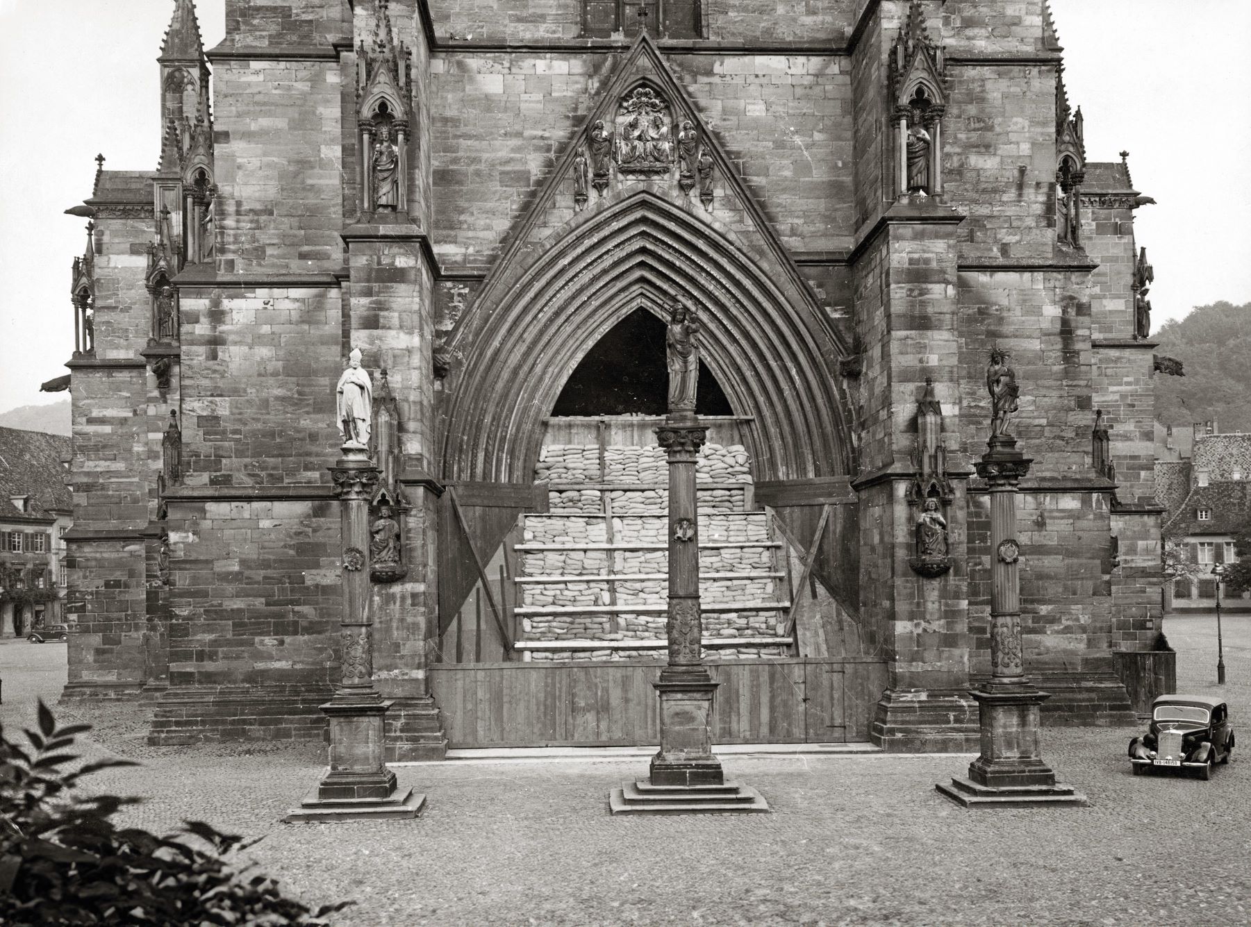 großes Kirchenportal, mit Sandsäcken zugestellt und gesichert