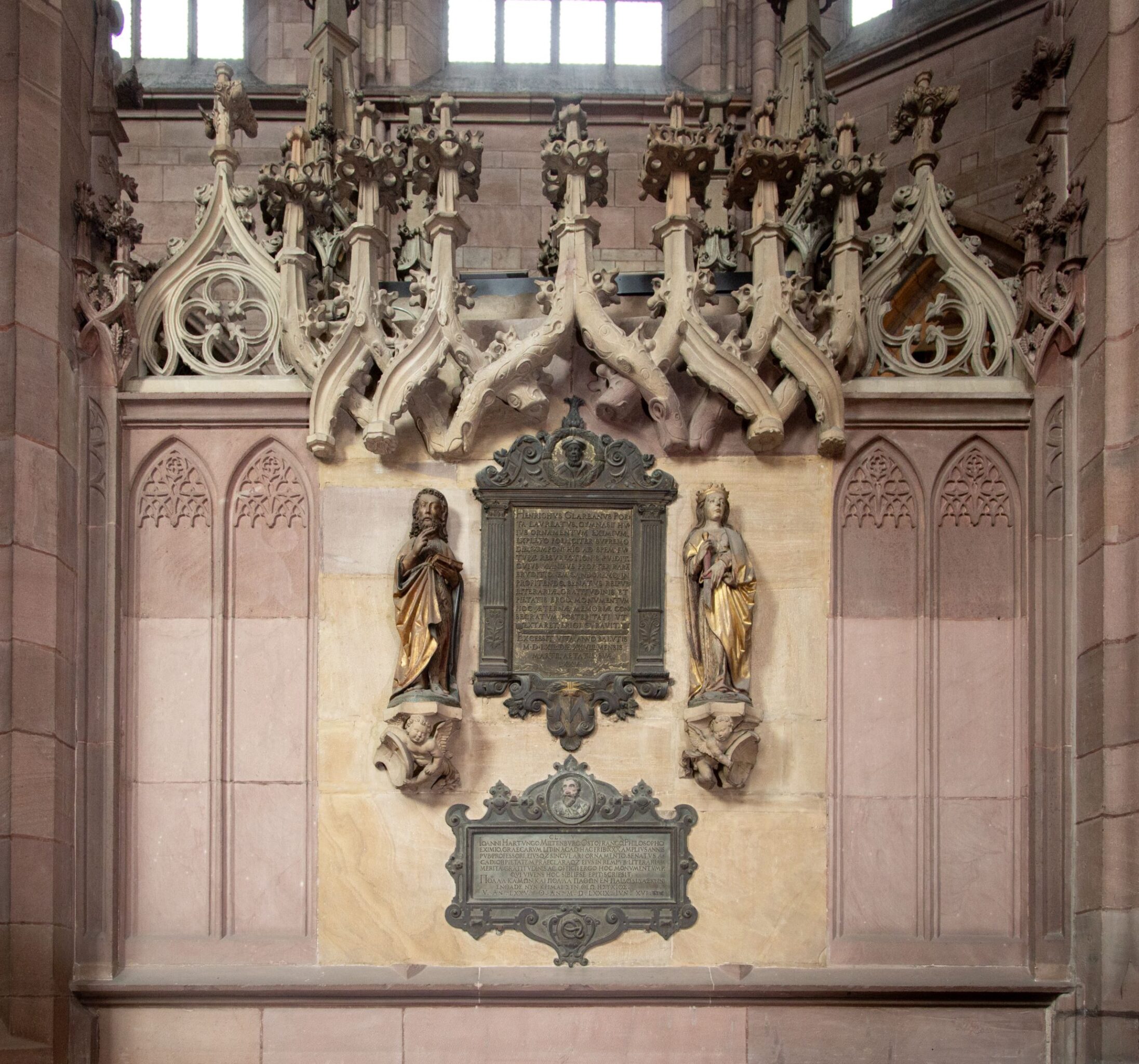 Seitenkapelle, Sandstein, dunkele Platte mit Text, rechts und links eine Skulptur