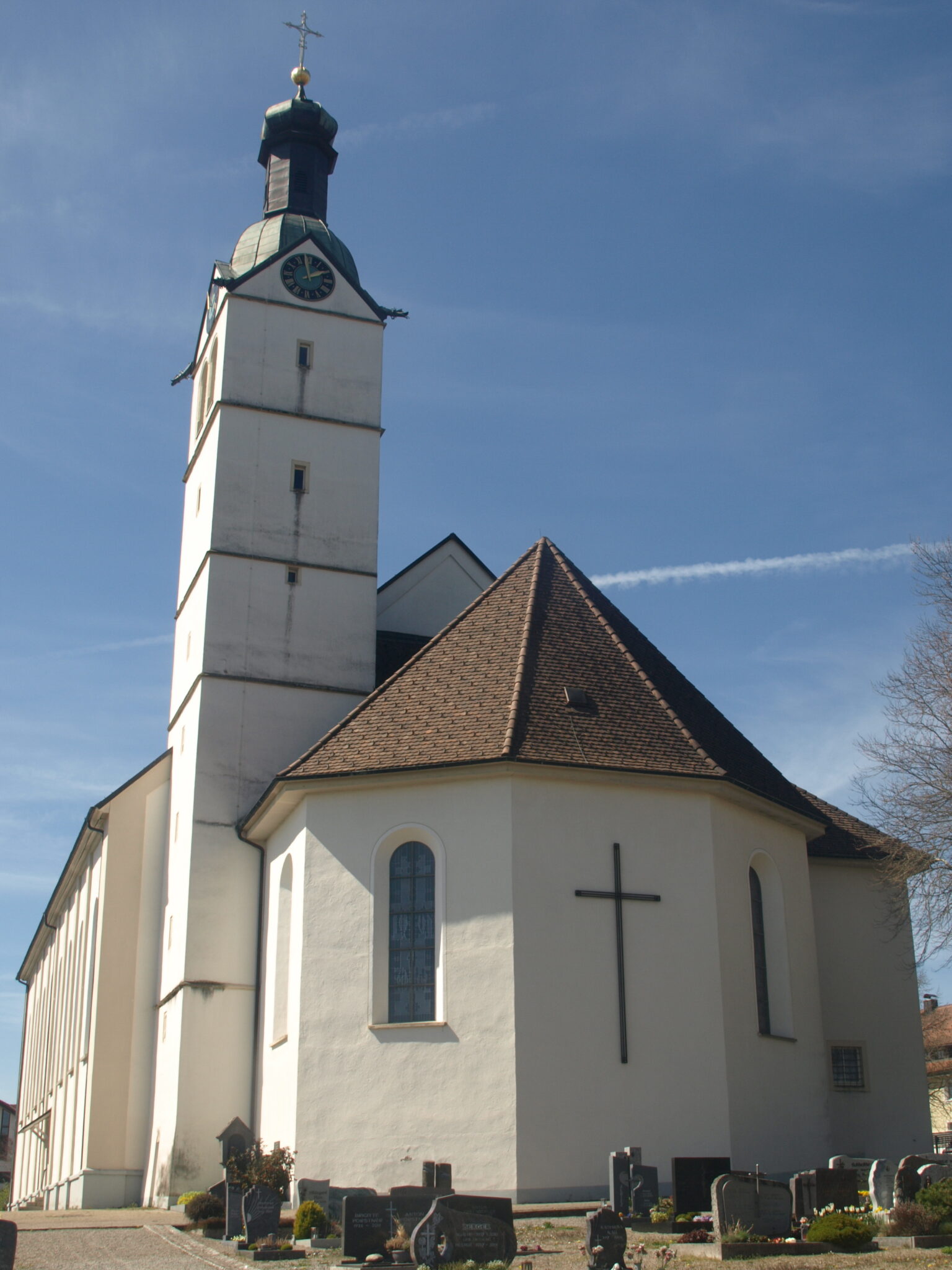 weiß getünchte Kirche, Ansicht aussen vom Chorraum aus, vorne Grabsteine