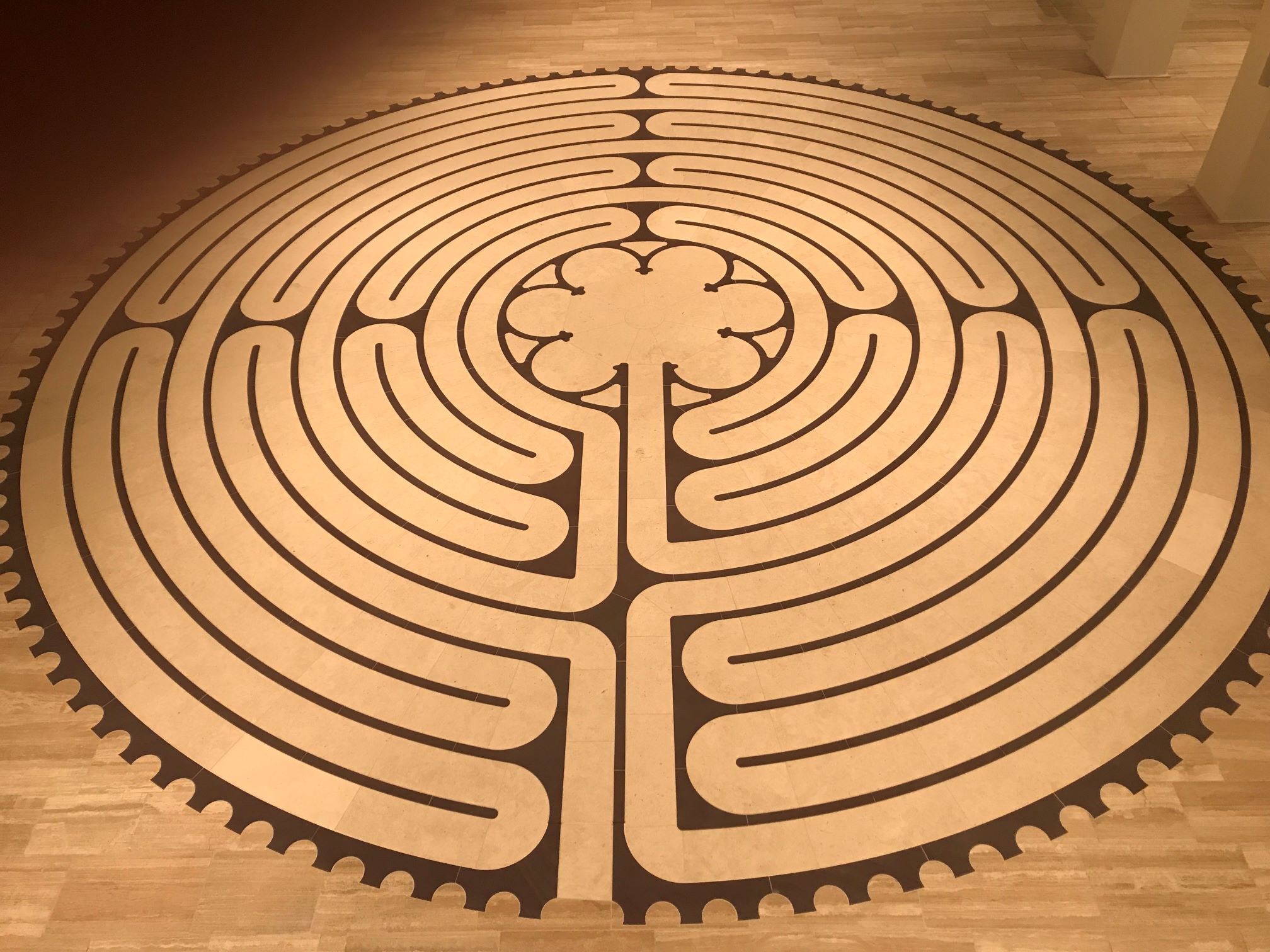 ein Labyrinth, eingelassen als Intarsie auf einem Holzboden