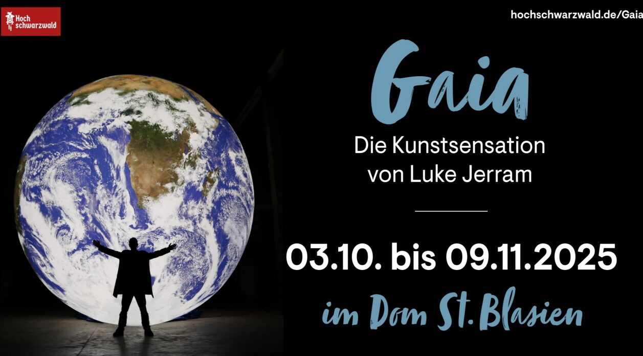 große Erdkugel wie ein Ball, ein kleiner Mensch davor