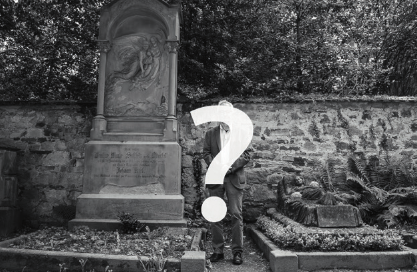 großer alter Grabstein vor einer Mauer, daneben steht ein Mann, vor dem ein weißes Fragezeichen im Bild ist.