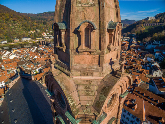 Teil vom Turm der jesuitenkirche, roter Sandstein, Blick auf die Altstadt Heidelberg von oben, im Hintergrund Hügel und das Heidelberger Schloss