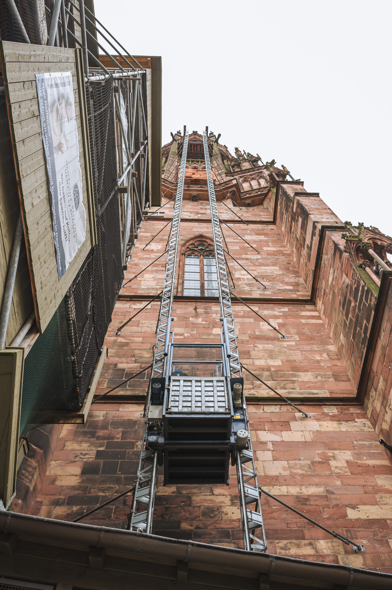 Lastenaufzug aussem am Münsterturm, Blick von unten nach oben